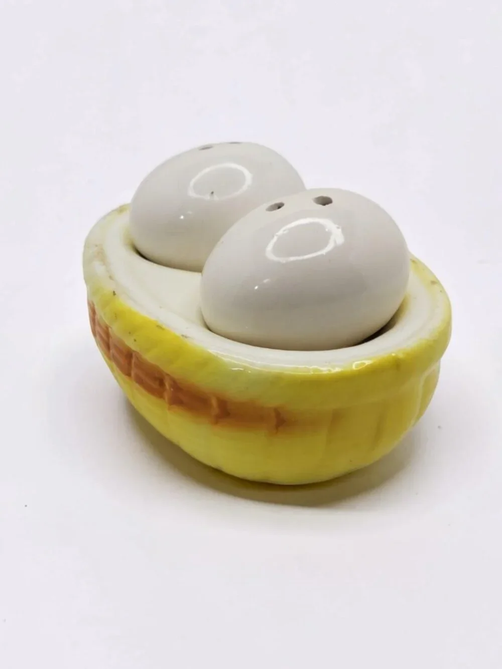 vintage 1970s nesting eggs porcelain salt & pepper shakers.